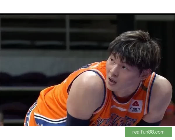 伊森重返首发贡献17分8助攻 困境中队友支持成为最大依靠